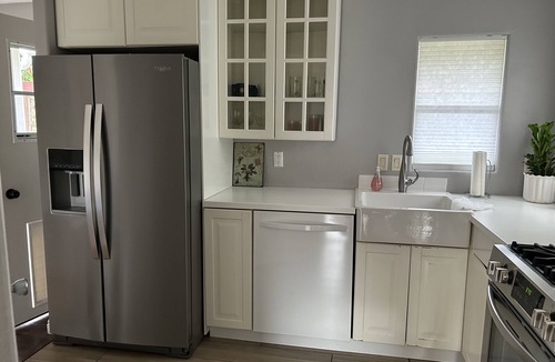 East Side Costa Mesa House | Eastside Costa Mesa, close to Disneyland, beaches. 1.5 miles to JWA airport.
