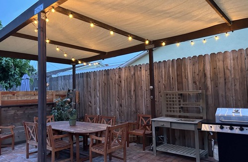 East Side Costa Mesa House | Eastside Costa Mesa, close to Disneyland, beaches. 1.5 miles to JWA airport.