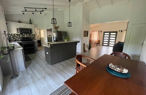 Runaway Bay House | Elegant 3-bedroom House with WiFi and AC near beautiful Dickenson Bay