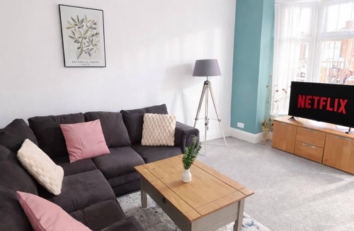 Leeds House | Elegant 4BR Home Sleeps 9 Work Ready