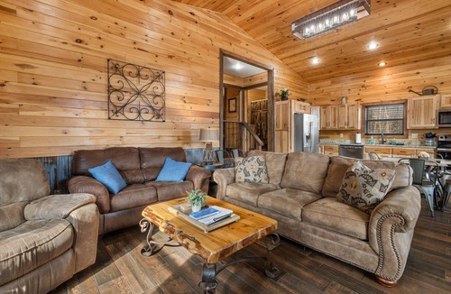 Marble Falls Cabin | Elegant Cozy Cabin, Jetted 2 person tub, fireplace, king master, canoeing, WIFI
