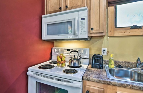 Weaverville Cabin | Elk Path Cabin w/Hot Tub & Fireplace – 15 Mi to Asheville