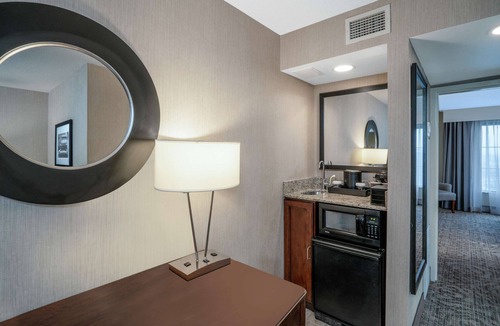Music Row Hotel | Embassy Suites by Hilton Nashville at Vanderbilt
