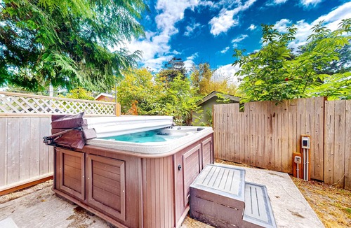 Gleneden Beach House | Enchanting home near the coast with hot tub full kitchen and washer dryer
