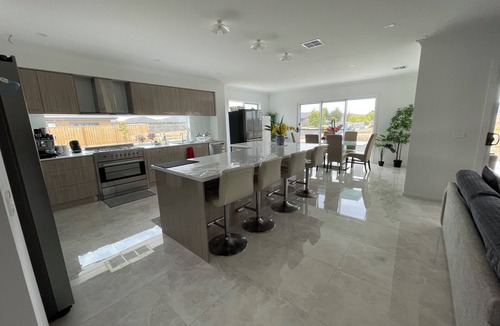Grovedale House | Ensuite room in Mount Duneed