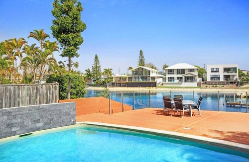 Broadbeach Waters House | Escape to your private oasis in a luxurious Broadbeach waterfront canal home.