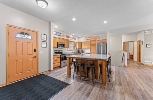 Spring Brook House | First Class "ARCADE"/18 PERSON/3400 sq ft/10 Bed/Firepit/HUGE kitchen/Fireplace