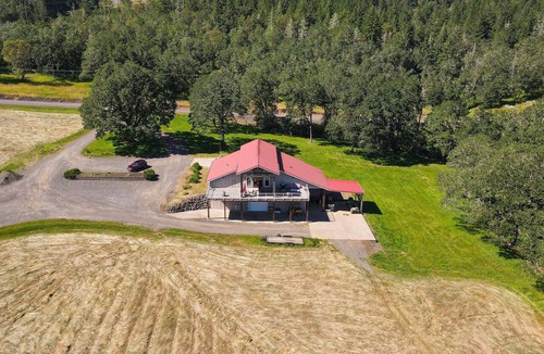 Oakland House | Five Bedroom Farmhouse Vineyard And Winery