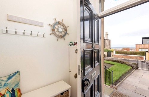 North Berwick Apartment | "Fraser's", Marine Lodge, Private Parking, Big 2 Bed Ground Floor, Near Golf