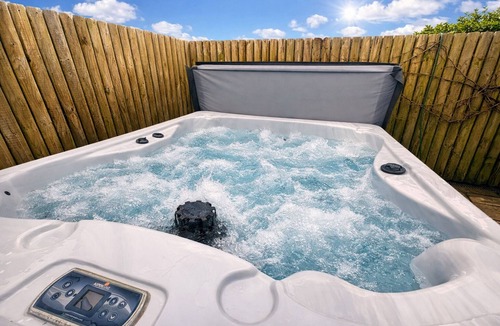 West Pennard Cottage | Full of original character, hot tub, secure garden-pets x3 stunning views