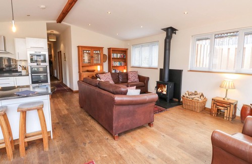 Newton Abbot Cottage | GLOCCAMAURA, pet friendly, with hot tub in Bovey Tracey