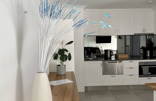 Elanora Apartment | Gold Coast Getaway | King Bed | Private Entry & Yard