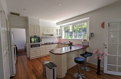 Lower Plenty House | Gorgeous 4-Bedroom Home & Venue on a Mansion - an acre land with Pool & Garden n