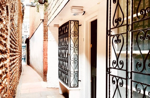 Brighton City Centre House | Gorgeous 'Alice in Wonderland' Cottage in the Lanes, Brighton Pier/Seafront