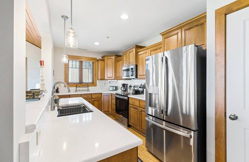 Banner Elk Condo | Grand Oaks RL6- Mountain Condo, Gated Resort, Indoor/Outdoor Pools & Hot Tub