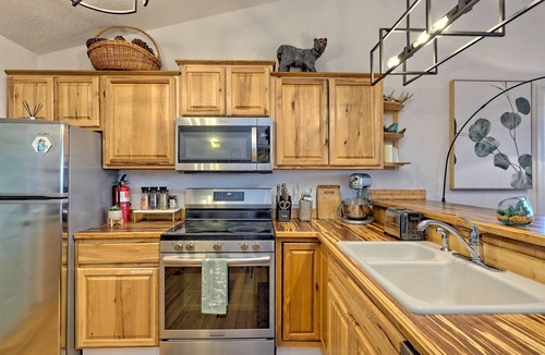 Screamer Mountain House | Great Views! Great Rates! King Bed, Firepit, Gas Grill, Dogs Free! Book Today!