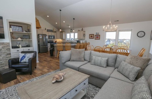 Carolina Dunes House | “Hank's Hideaway” is a classic, coastal cottage, located just 341 yards to the beach!