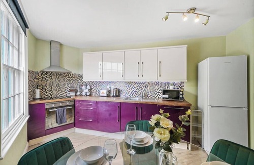 Bristol Floating Harbour Apartment | Harbourside Heaven in Bristol - Sleeps 8