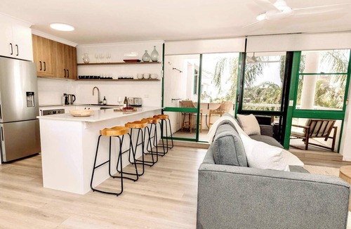 Alexandra Headland Apartment | Headlands Beachside Gem - 50mtrs To Toes In Sand!