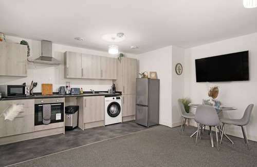 George Green Apartment | Heathrow Gateway Apartments with Private Parking53