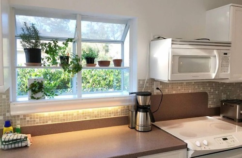 Shipyard Plantation House | "Hidden Jade", heat/cool large private pool, sleeps 14, near Beach! Dog-friendly