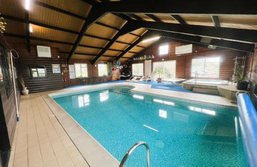 Lanteglos Apartment | Hop Loft-Barn Conversion, with access to Pool & Hot Tub-at Fox Valley Cottages