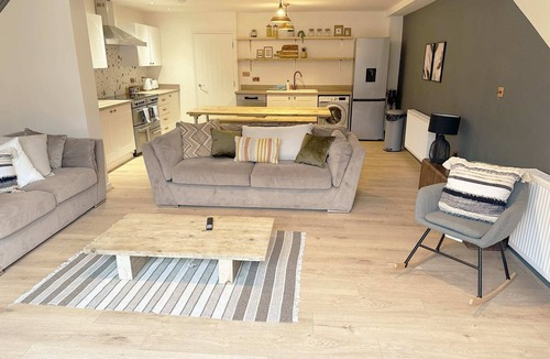 Stroud House | Hosta & Hosta A - Cotswold's 9 Bedroom Cosy Home with Pool Table and Canal Walks