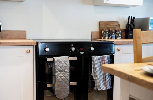 Stroud House | Hosta & Hosta A - Cotswold's 9 Bedroom Cosy Home with Pool Table and Canal Walks