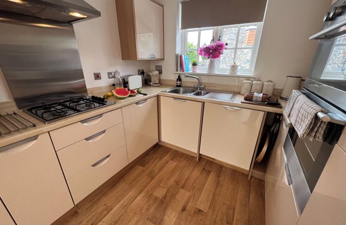 Totnes Cottage | Hot Tub Heaven in Beautiful Village, Close to Beaches - Blue Flag & Dog Friendly