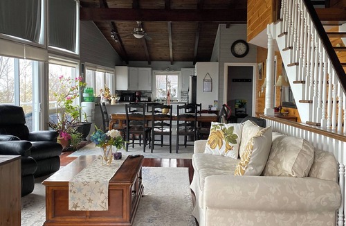 Ashfield-Colborne-Wawanosh Cottage | Huron waterfront cottage 6 Bdrm/3 Bths12+guests/Hotub/2pets/beach.