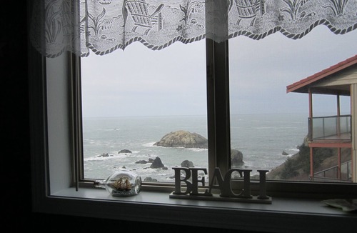 Brookings Condo | JAW-DROPPING VIEW,trails,family-friendly,fireplace,private beach,gated & clean