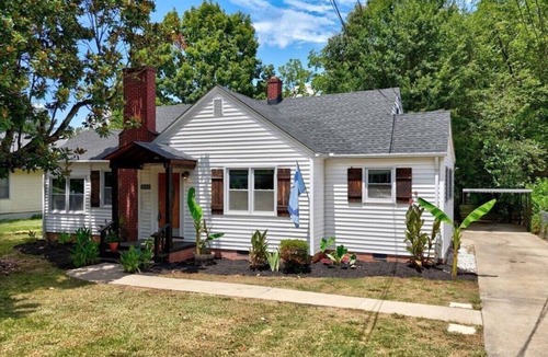 Greer House | Just updated! Downtown Greer house. Walk to downtown shops. Fenced in backyard
