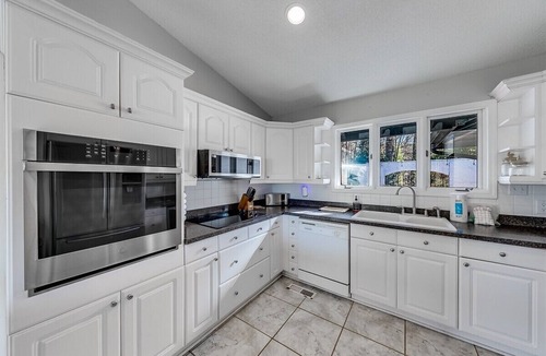 Helen House | Kies Poolside Mountain Villa| Prime Location