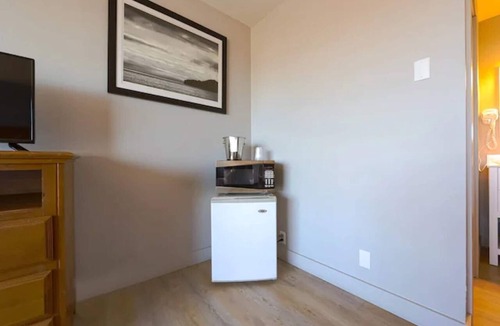 Newport Apartment | King Bed with Ocean view