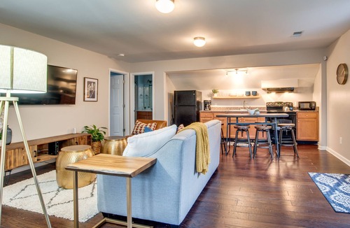 Belmont - Hillsboro Apartment | King Size Stylish Apt 10 min to city center; Ideal for longer stays