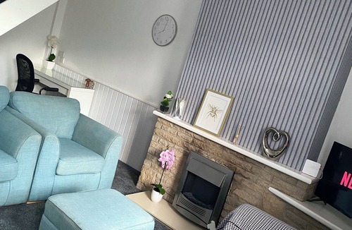 Pontefract House | Kirkby House in Moorthorpe near a train station, great access to motorways