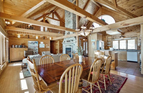 Fenelon Falls Cottage | Lakefront 5BR Log Retreat | AC | Hot Tub | Dock