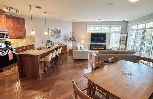 Westbank Condo | *LAKEFRONT + POOL VIEW* 3br/2bath Spacious + Beautiful Condo