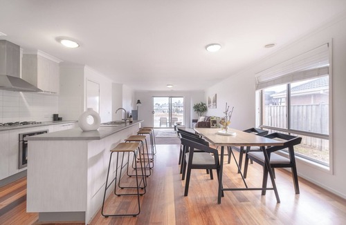 Sanctuary Lakes House | Lakeside view 4BR2BA house in Point Cook Parking