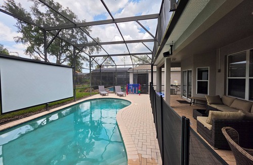 Windsor Hills House | large 6/4 home, free pool heat, 3 miles to Disney