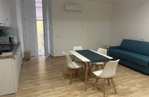 Montecalvario Apartment | Le Suite di Giordy e Peppe 4-bedroom apartment in charming Napoli with WiFi, AC