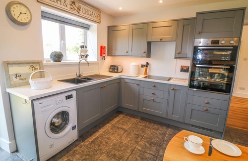 Shepton Mallet Cottage | LEIGH HOLT, family friendly, with a garden in Shepton Mallet