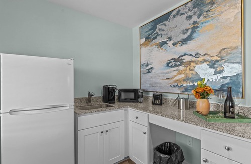 Surf City Hotel | Loggerhead Inn & Suites - King Suite in hotel in Surf City, North Carolina