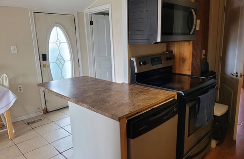 Port Stanley Cottage | Long term only - Charming 4-bedroom beachfront cottage with AC, WiFi, Hot Tub.
