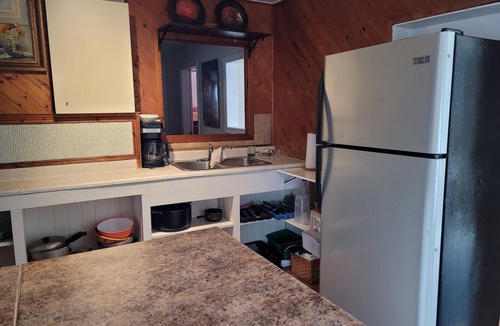 Port Stanley Cottage | Long term only - Charming 4-bedroom beachfront cottage with AC, WiFi, Hot Tub.