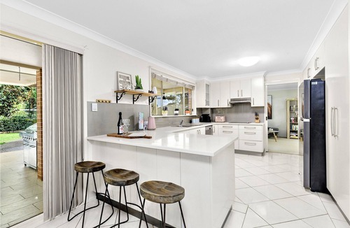 Lovedale House | Lovedale Escape Large family 5 bedroom home with pool, playground, pets welcome