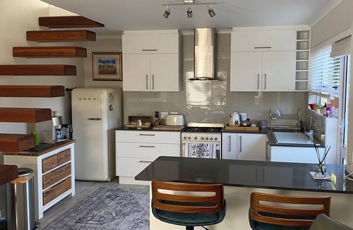 Somerset West Apartment | LUXURIOUS TWO-STORY SELF-CATERING RETREAT IN THE HEART OF THE CAPE WINELANDS