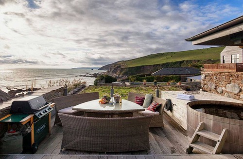 Portwrinkle House | Luxury Beach House Rental with Hot Tub, 30 meters to Beach