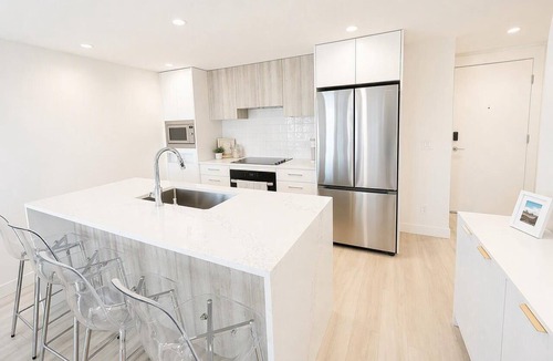 South Pandosy Resort | Luxury Lakeview Condo at Aqua - Pool & Sandy Beach