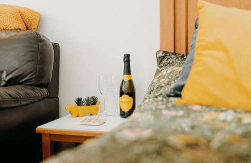 Caldicot House | Luxury Private Suite. Super fast Wi-Fi.Parking Private Courtyard Garden.